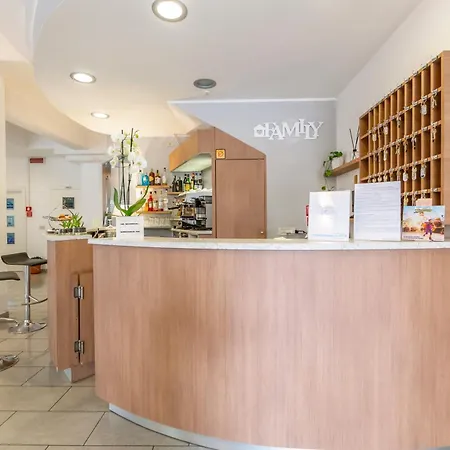 Luana 2* Ριτσιόνε